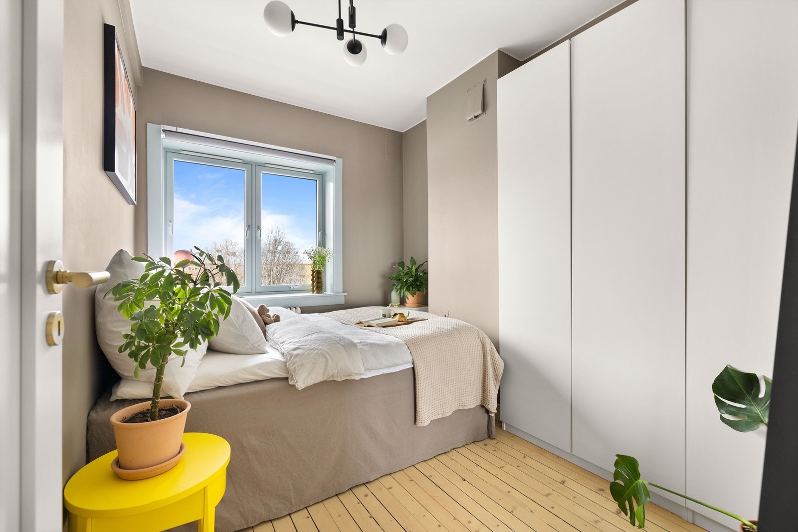 Soverommet er malt i en lun og dempet fargetone Galleribilde