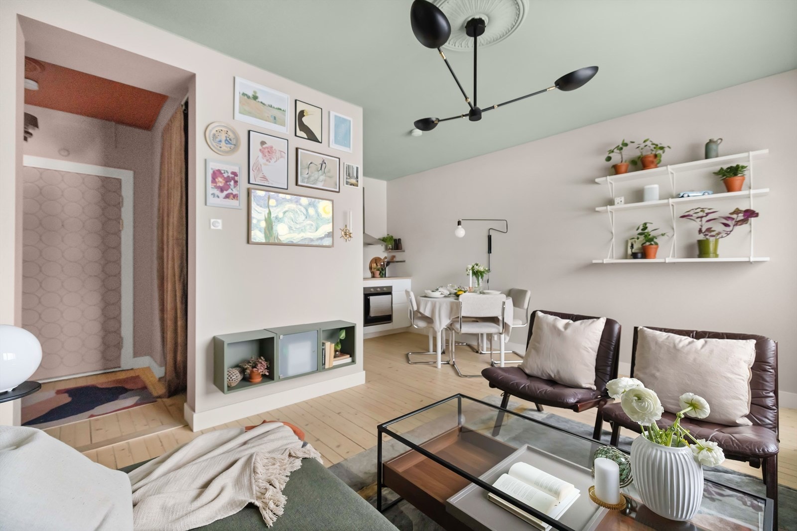 Rommet har rosett og gjennomtenkte fargevalg, som står i stil med de originale tregulvene som går igjen i hele leiligheten Galleribilde