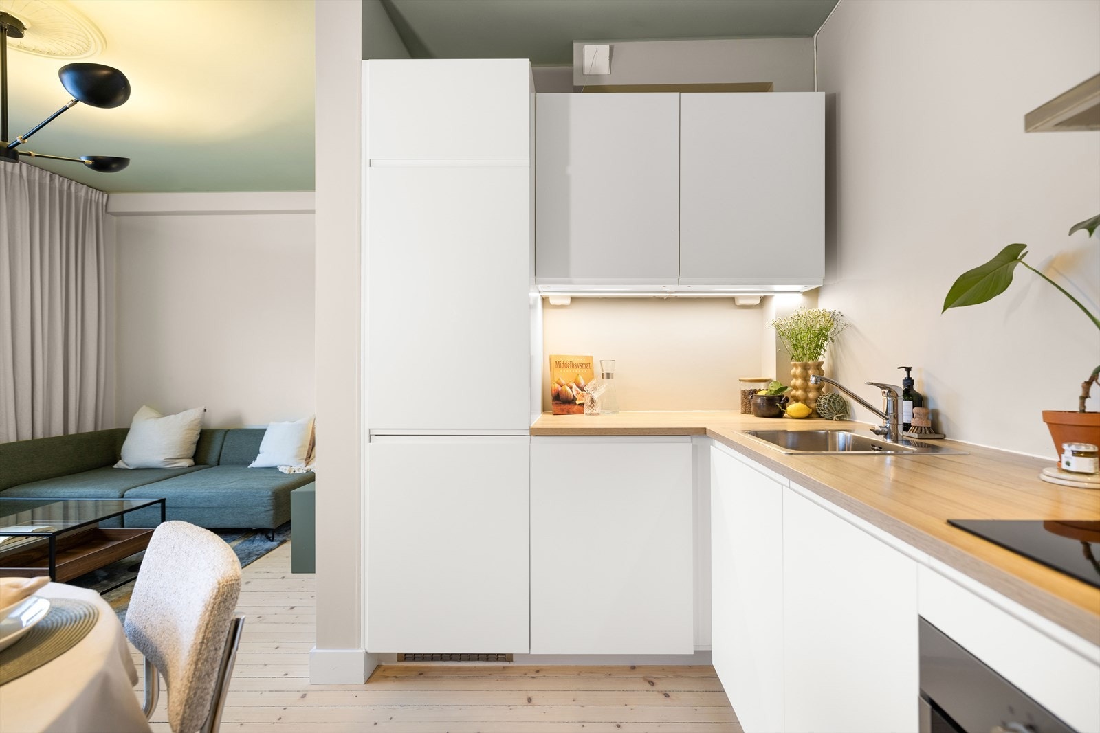 Stilfullt og funksjonelt kjøkken med fin plassering i rommet Galleribilde