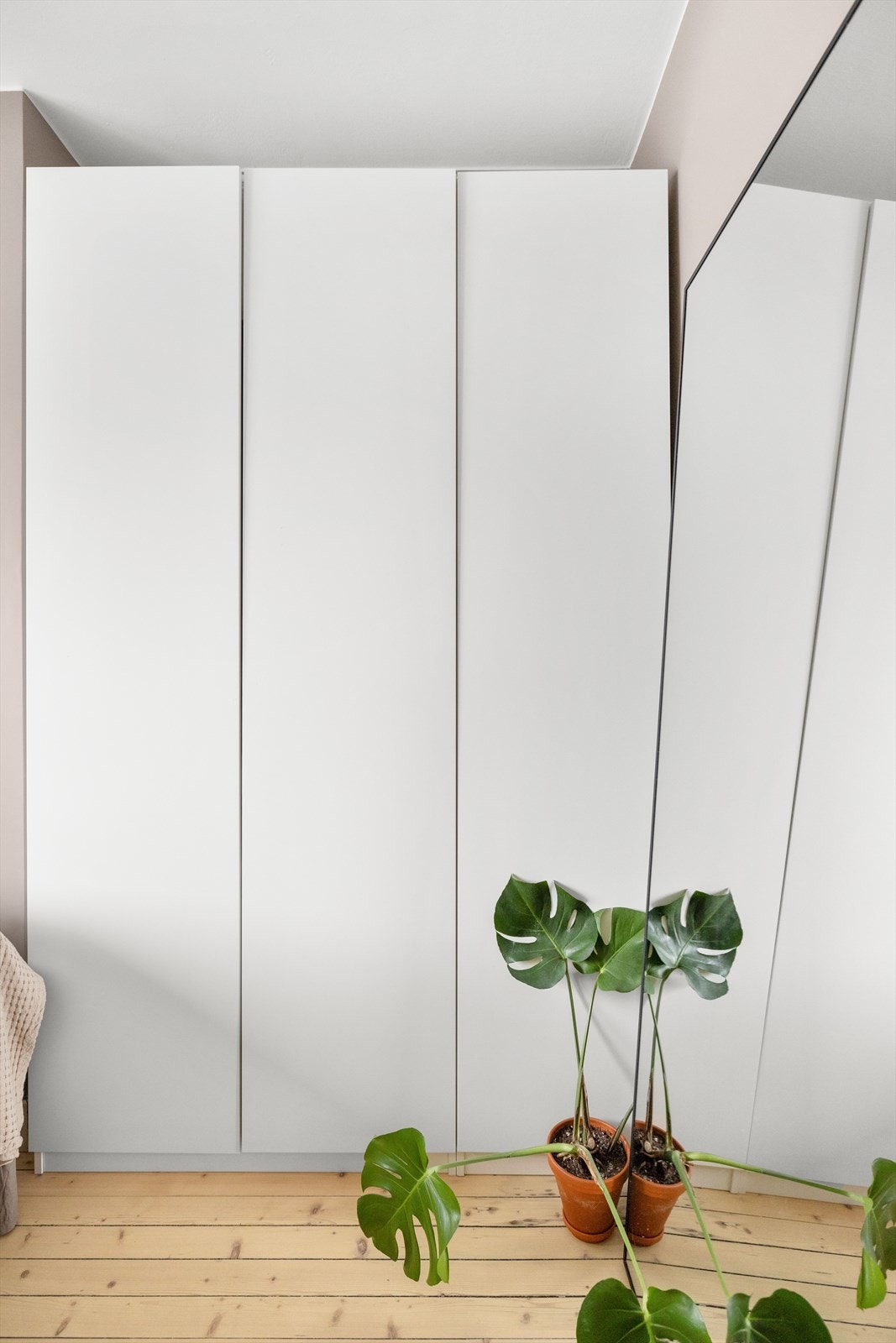 Det er god plass til oppbevaring i stort garderobeskap Galleribilde