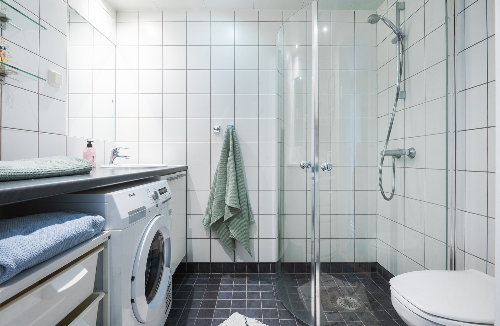 Baderom fra byggeår med gulvvarme og opplegg til vaskemaskin. Galleribilde