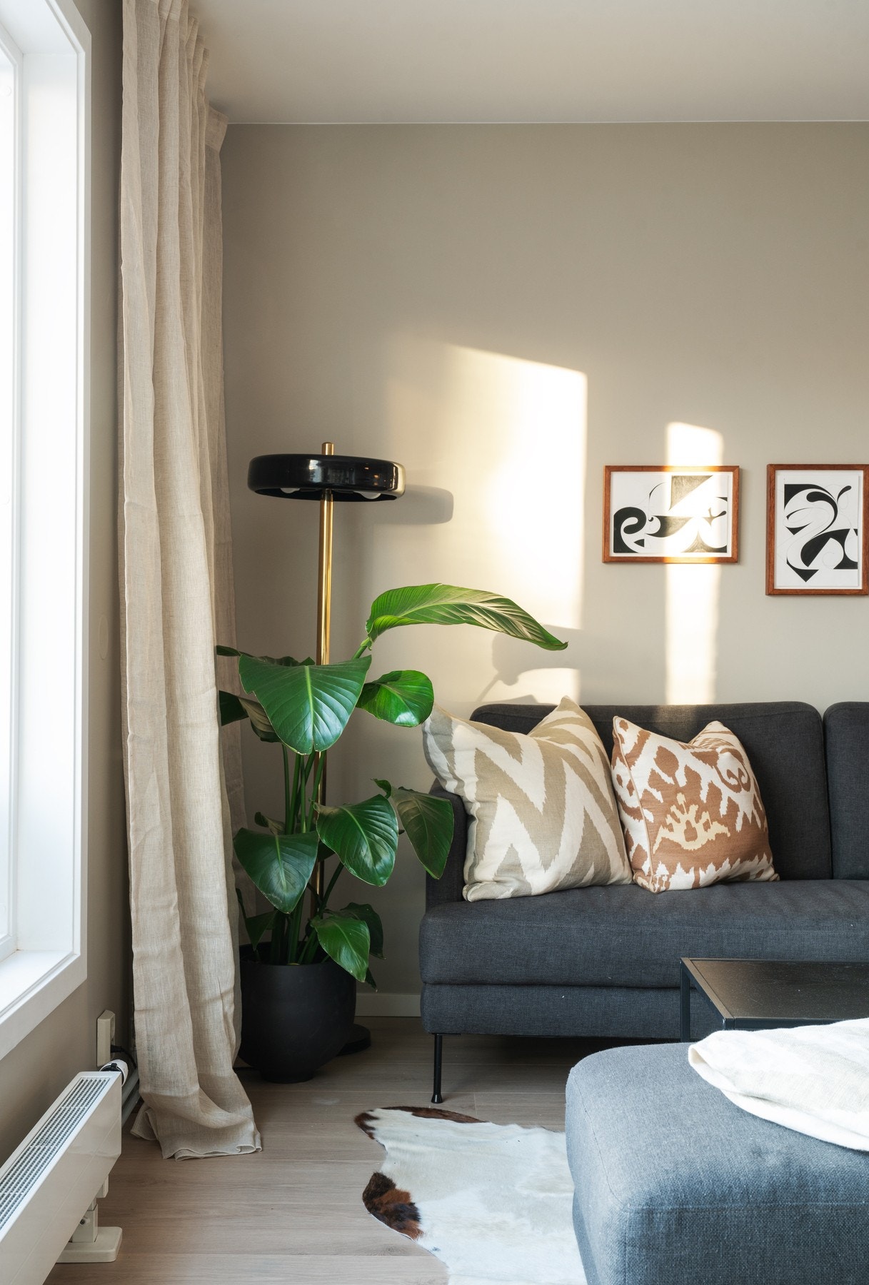 De store vinduene i stuen slipper inn et fantastisk lys i leiligheten. Galleribilde