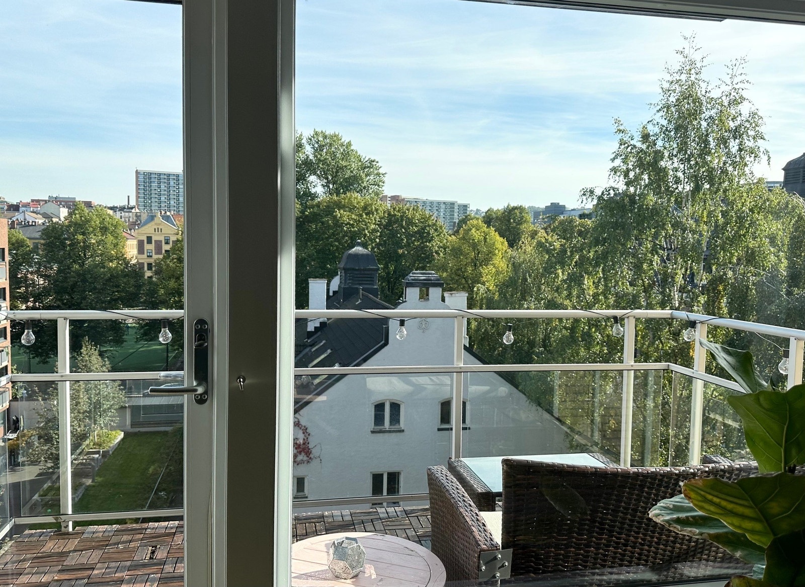 Stor, sydøstvendt balkong med gode solforhold. Her får du en smakebit av den nydelige, frodige utsikten sommertid. Galleribilde