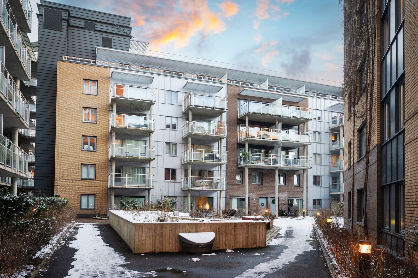 Stort, felles og lukket gårdsrom med sykkelparkering. Galleribilde