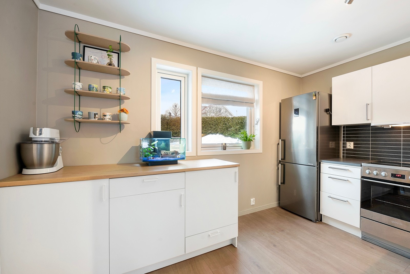 Fint lysinnslipp på kjøkkenet Galleribilde