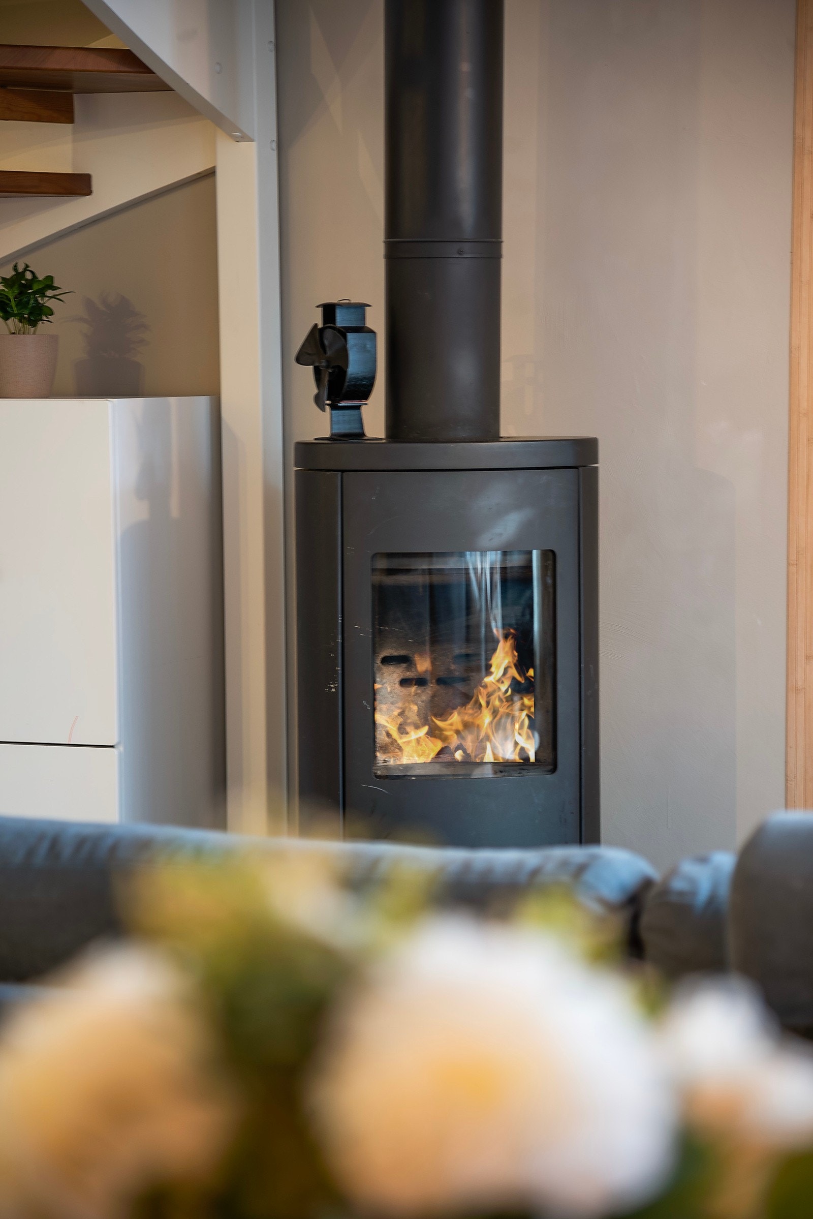 Flott solid vedovn i stua. Galleribilde