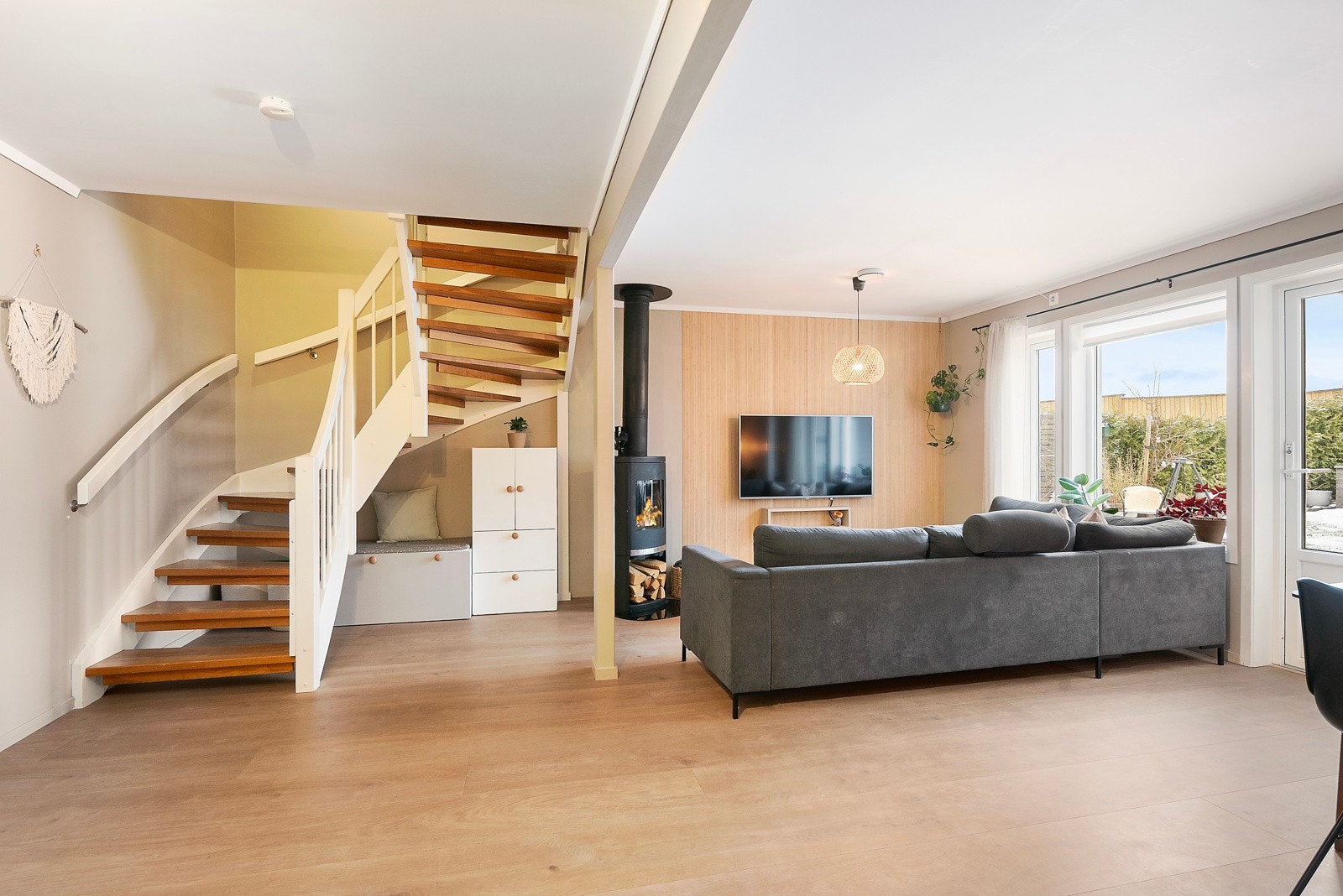 Stor og romslig stue med godt lysinnslipp Galleribilde