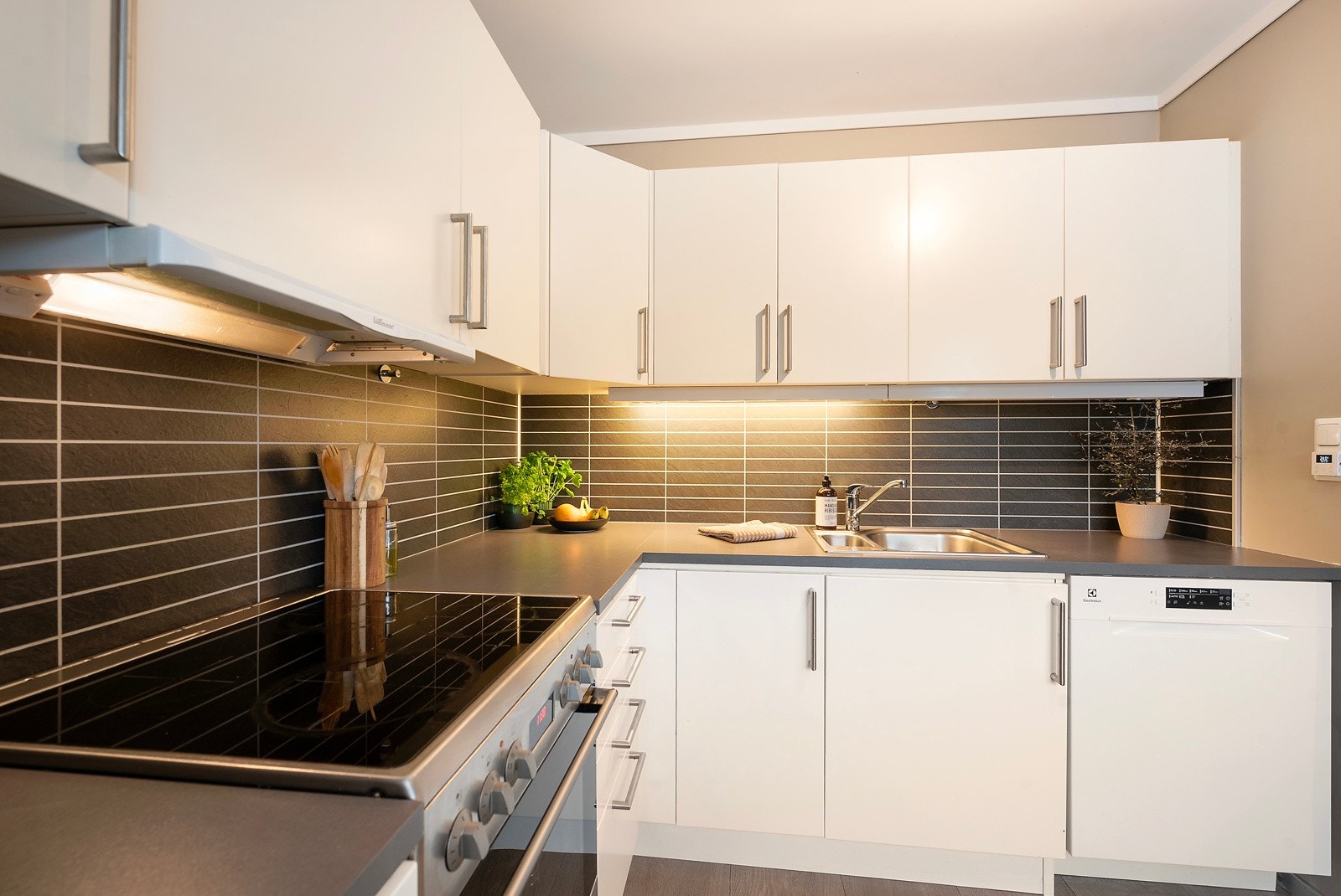 Flott kjøkken med mye benkeplass Galleribilde