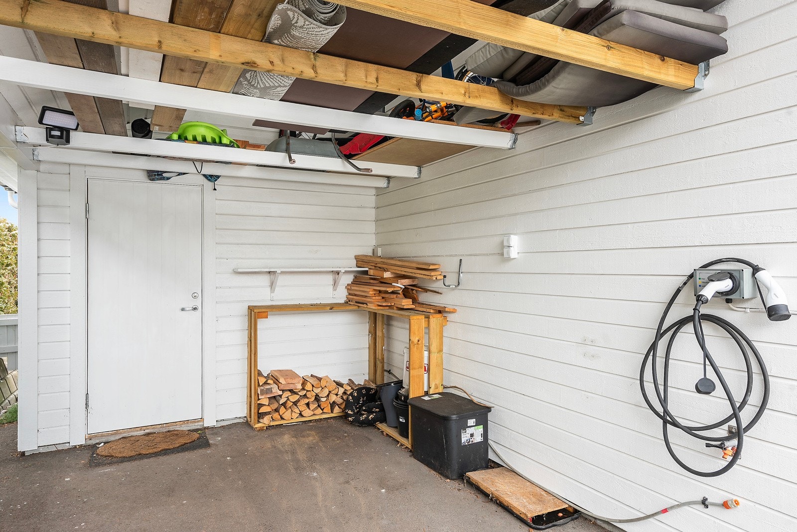 Carport med El-bilader og en bod i bakkant Galleribilde