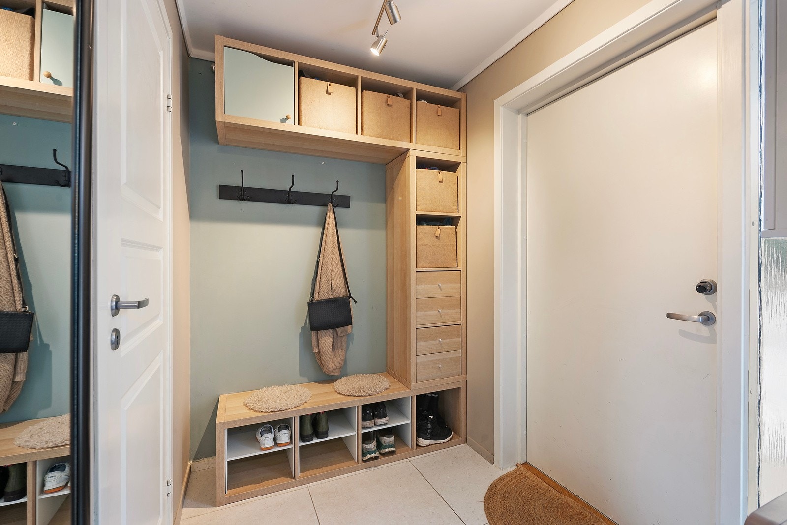 Fliser på gulvet og godt med plass til yttertøy Galleribilde