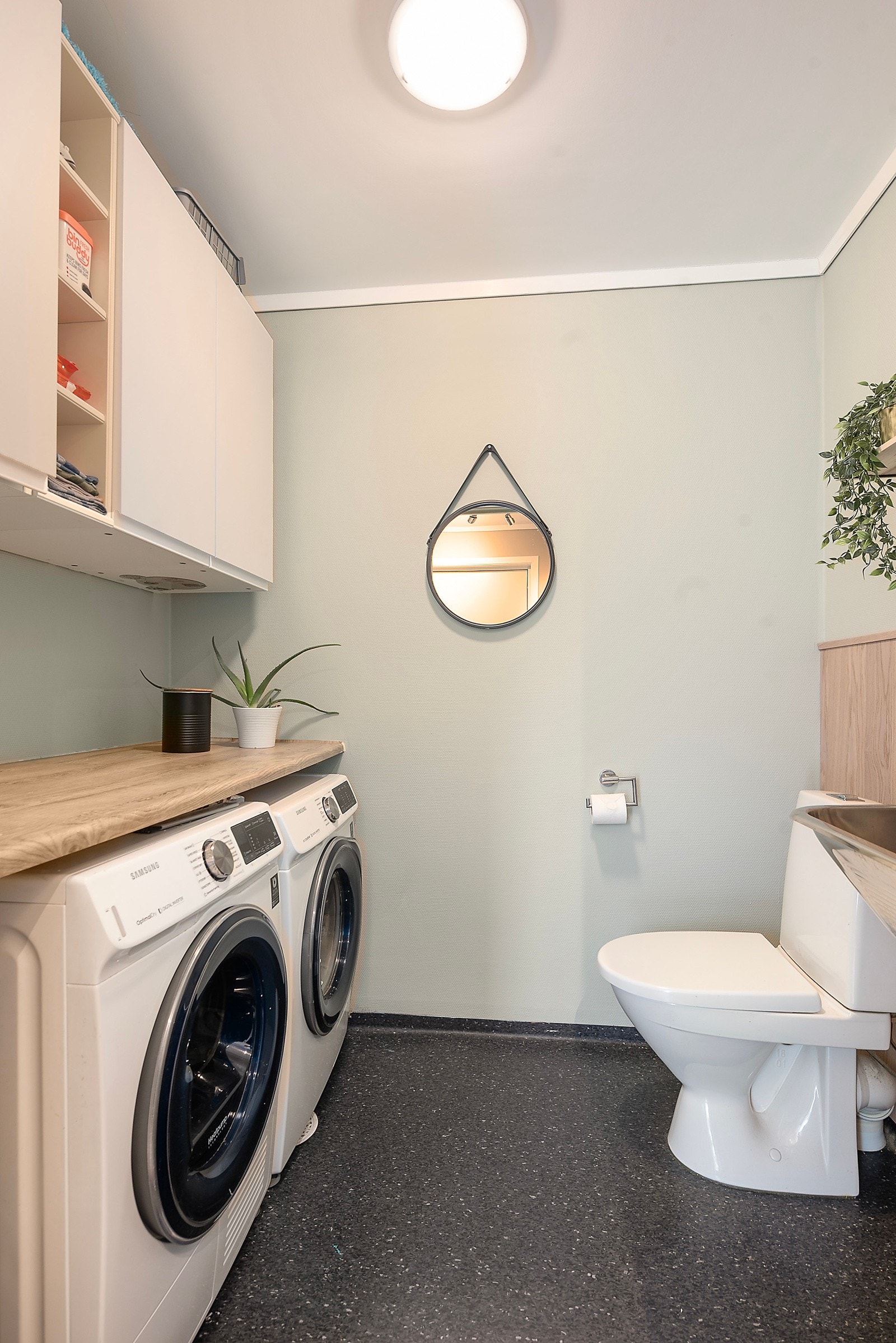 Vaskerom og et wc ute i gangen Galleribilde