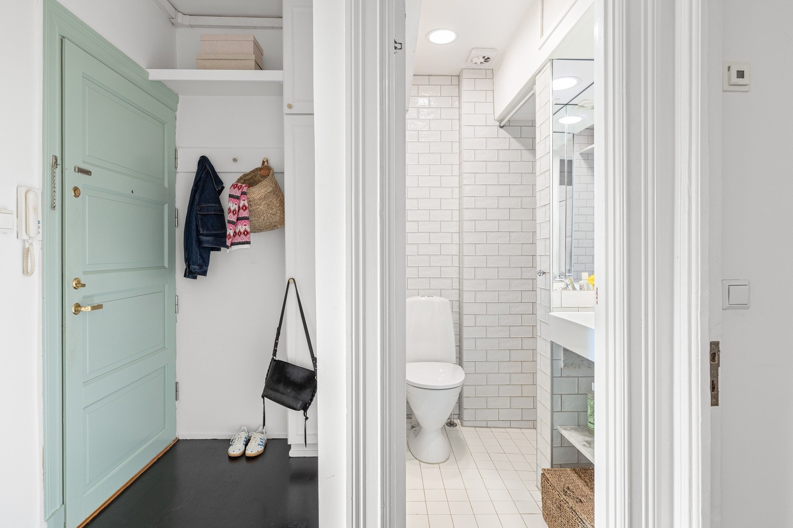 Velutnyttet entrè med plass til oppheng av yttertøy og sko, samt en praktisk hylle for ekstra oppbevaring Galleribilde