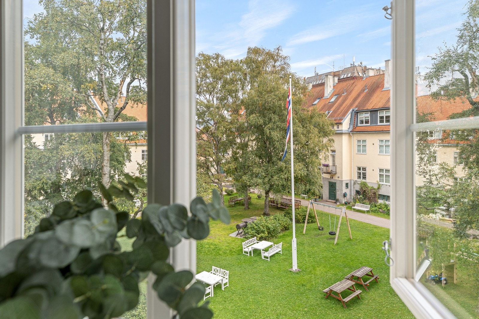 Soverommet vender mot rolig og frodig bakgård Galleribilde