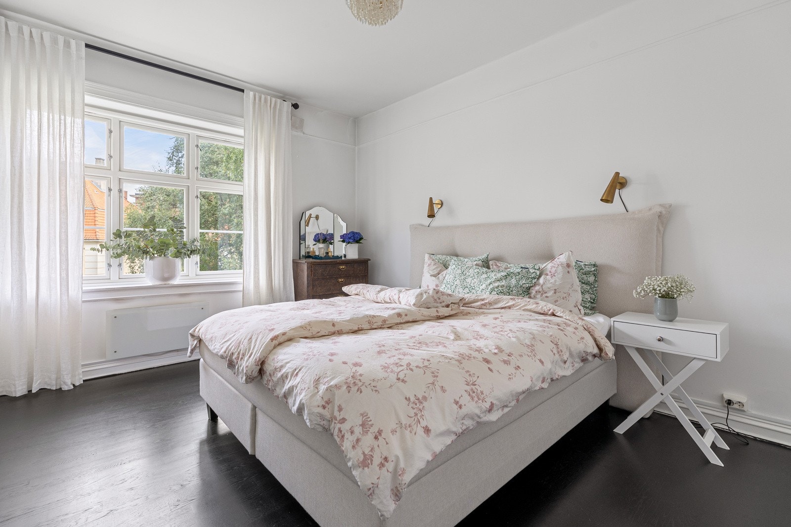 Soverom av generøs størrelse med plass til stor dobbeltseng og nattbord på hver side Galleribilde