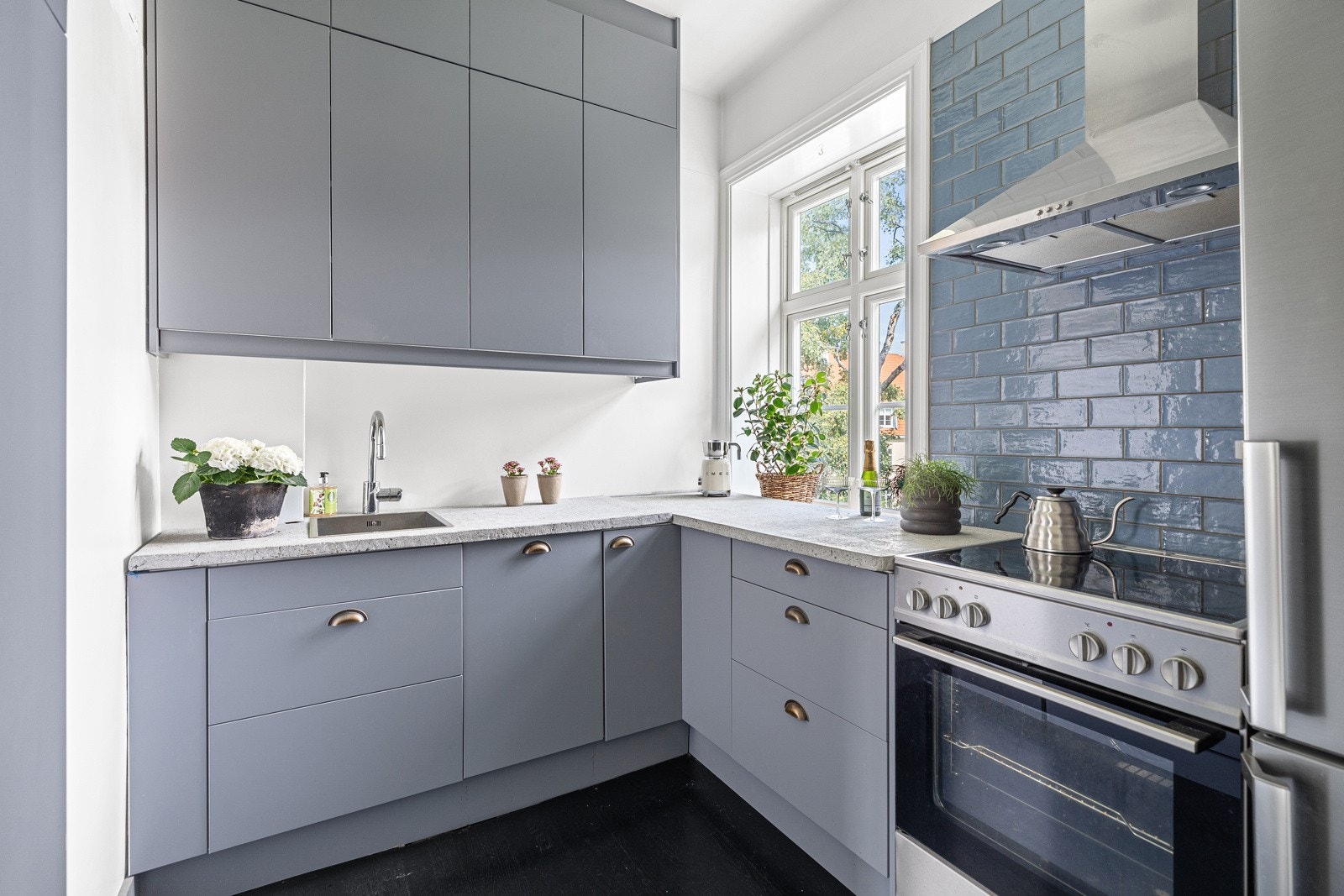 Lekkert kjøkken fra Epoq i en smakfull blåtone Galleribilde