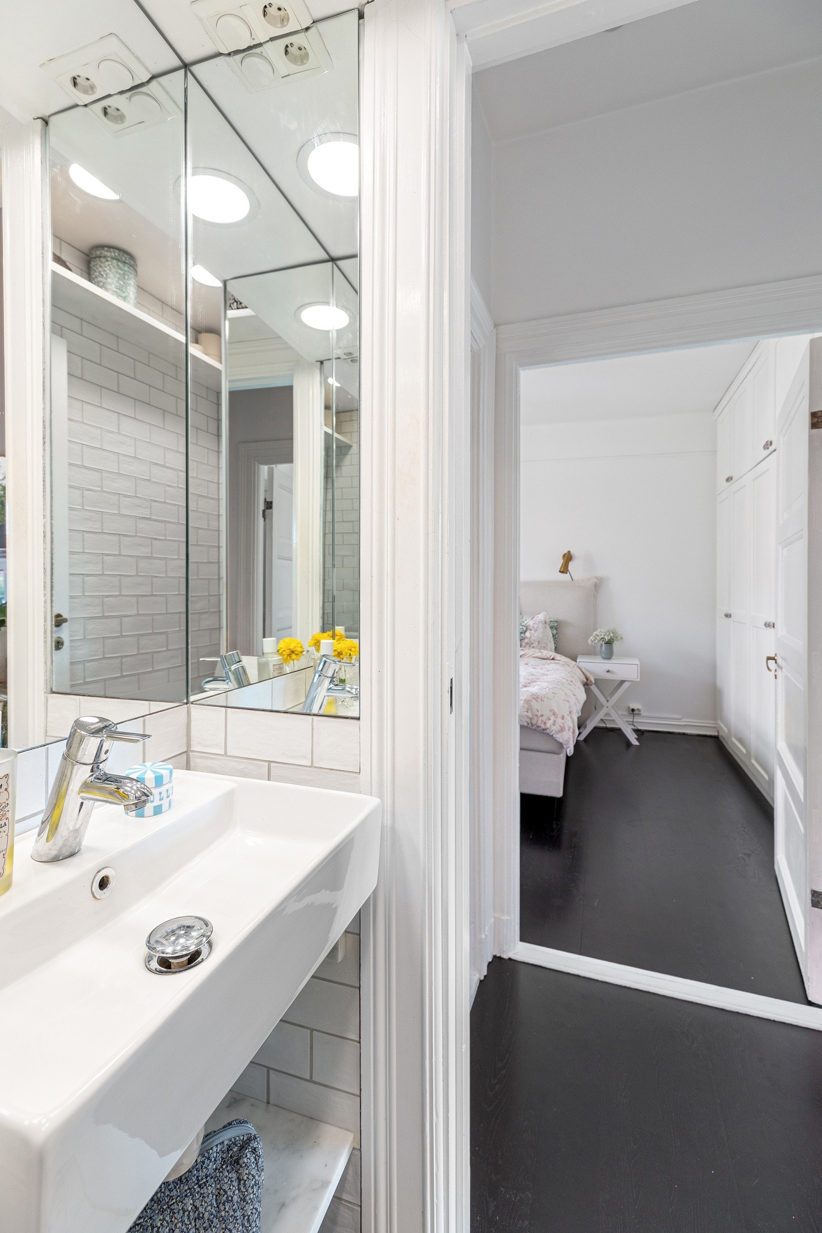 Arealeffektivt baderom som inneholder stor dusjnisje, veggmontert servant og gulvståående toalett Galleribilde