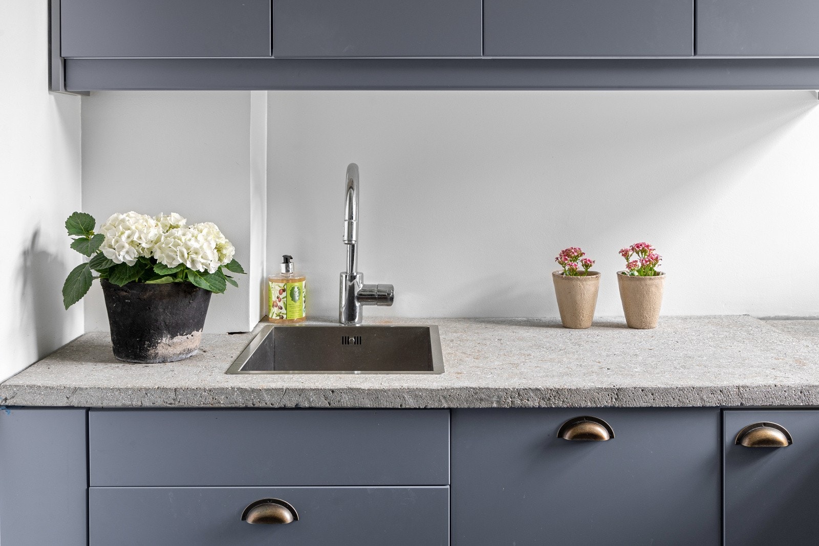 Benkeplate av betong, med nedfelt stålkum og ett-greps armatur i krom Galleribilde