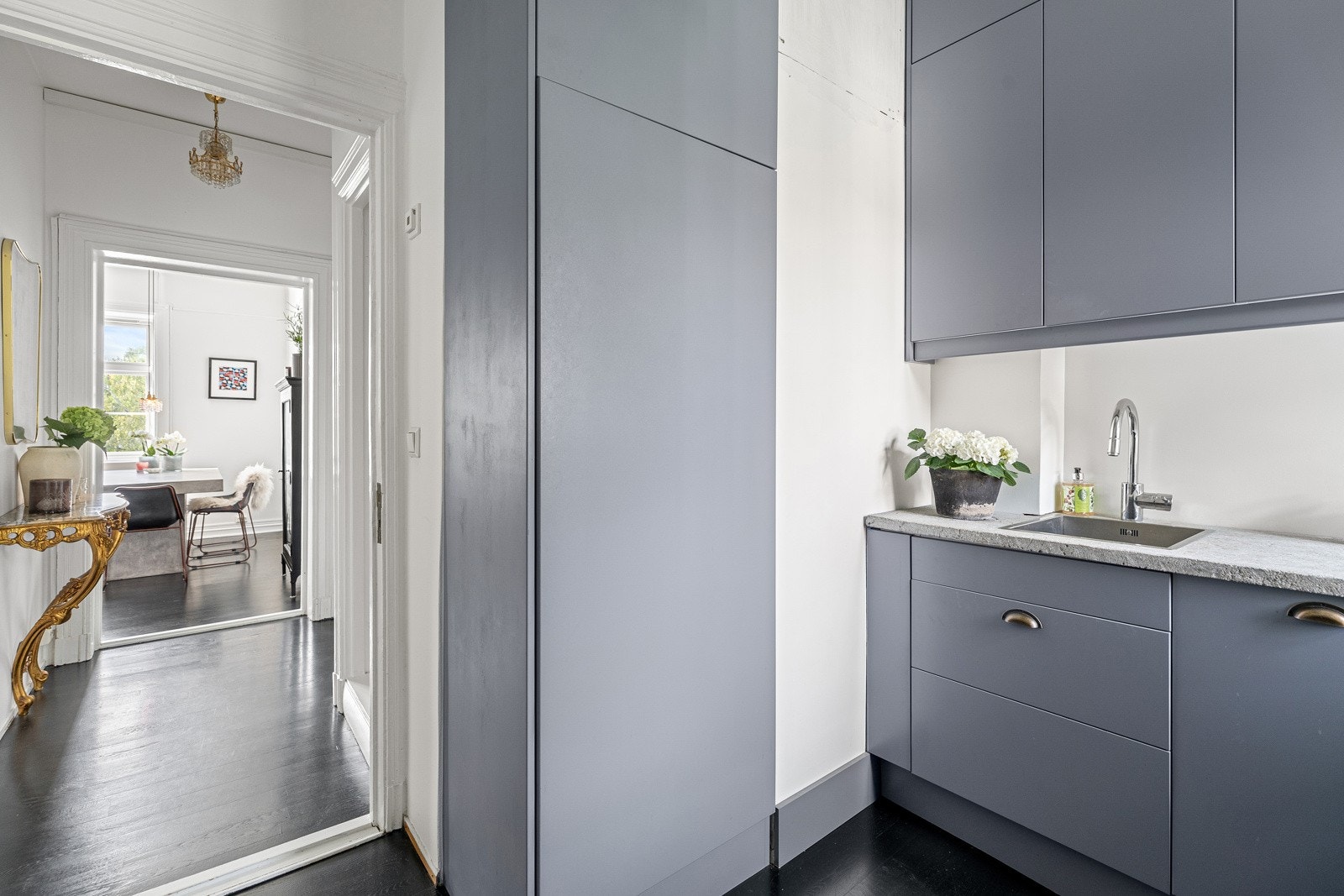 Vaskemaskin installert på kjøkkenet Galleribilde