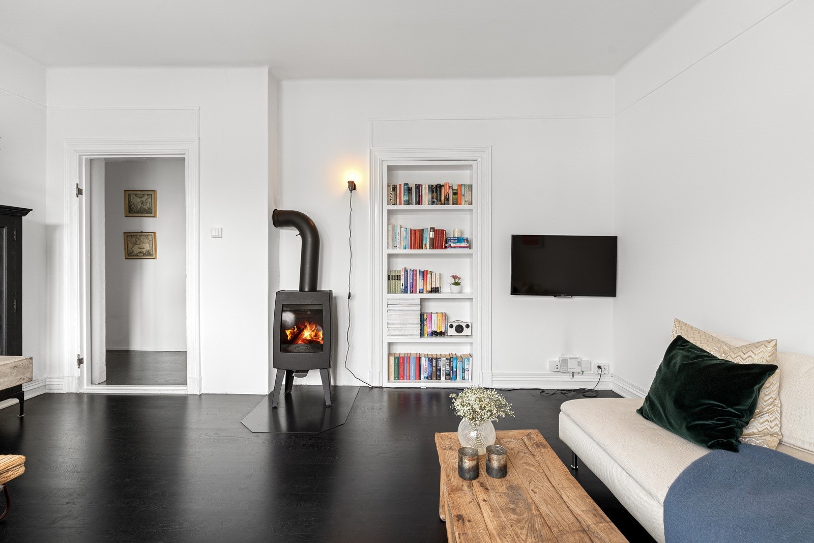 Her kan du invitere til hyggelige middagsselskaper eller hyggelige kvelder foran peisen Galleribilde