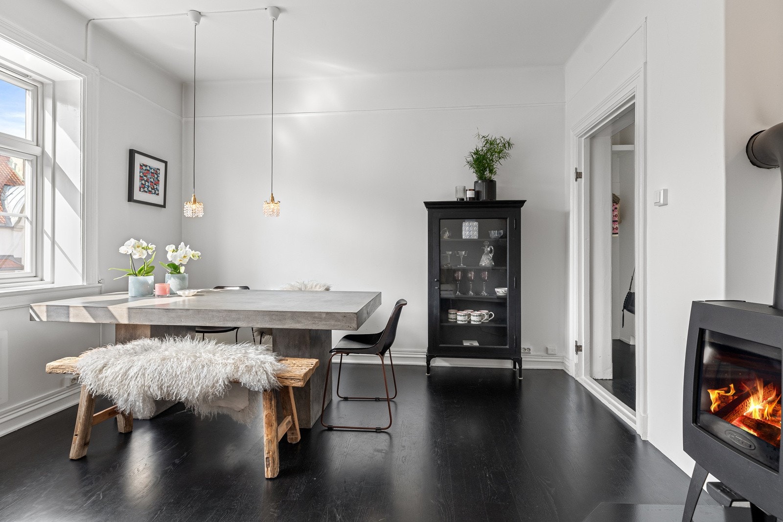 Åpen og romslig stue med generøs takhøyde på 2,81 meter Galleribilde