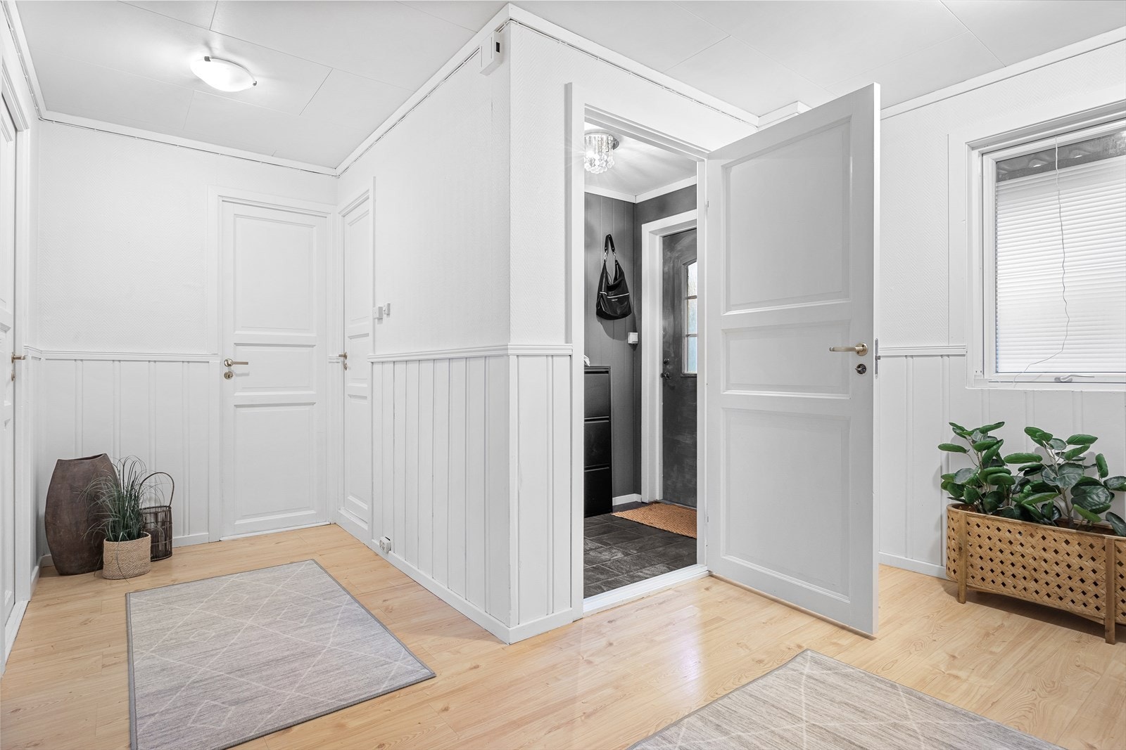 En romslig gang forgrener seg til alle rom i etasjen. Galleribilde