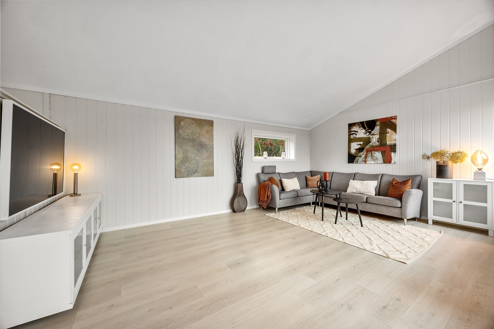 Eiendommen har en meget barnevennlig og praktisk beliggenhet sentralt i Åsane! Galleribilde