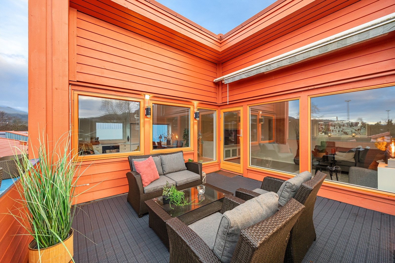 Takterrassen er vendt mot sør-vest som gir gode solforhold. Galleribilde