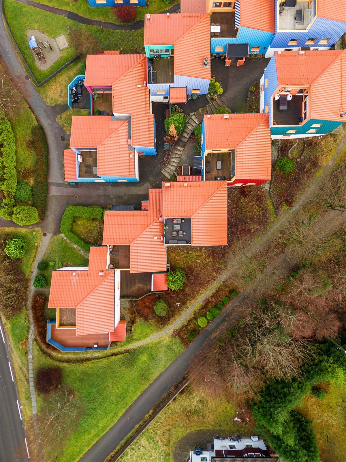 Gode bussforbindelser like i hovedveien og kort vei til alt du måtte trenge i nærområdet. Galleribilde