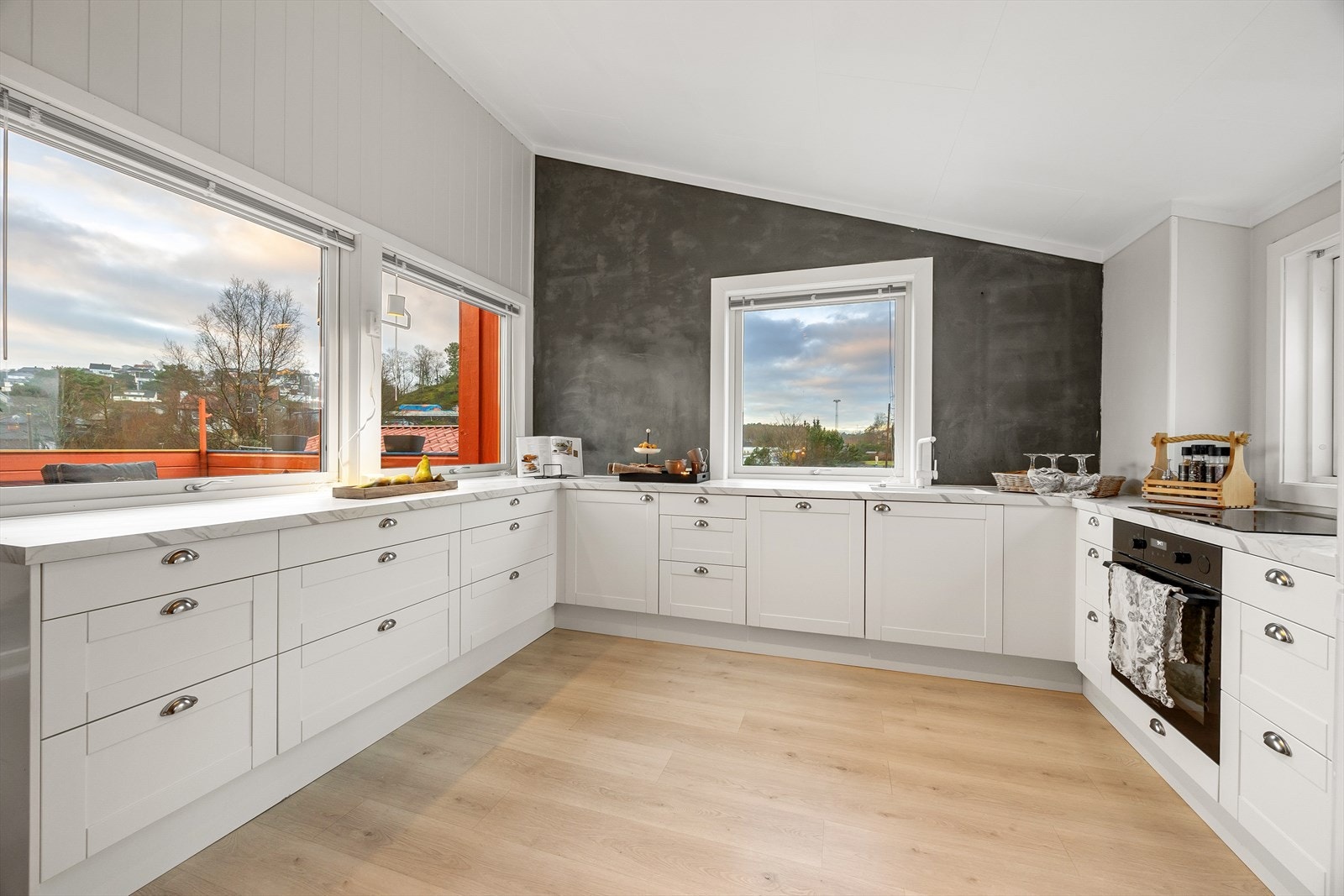 Kjøkkenet byr på god oppbevaringsplass, arbeidsplass og spiseplass. Galleribilde