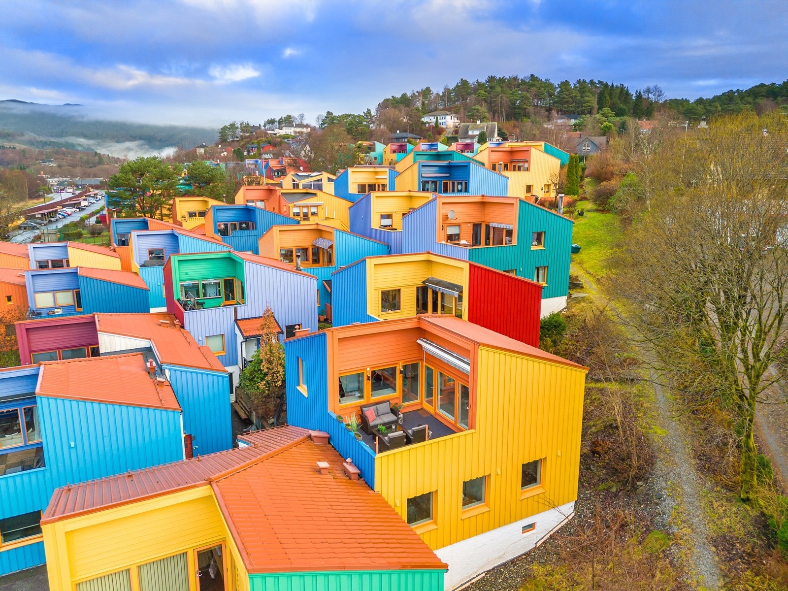 Her kan barna leveres på skolen eller i barnehagen raskt og effektivt. Det er også kort vei til ungdomsskole og videregående skole. Galleribilde