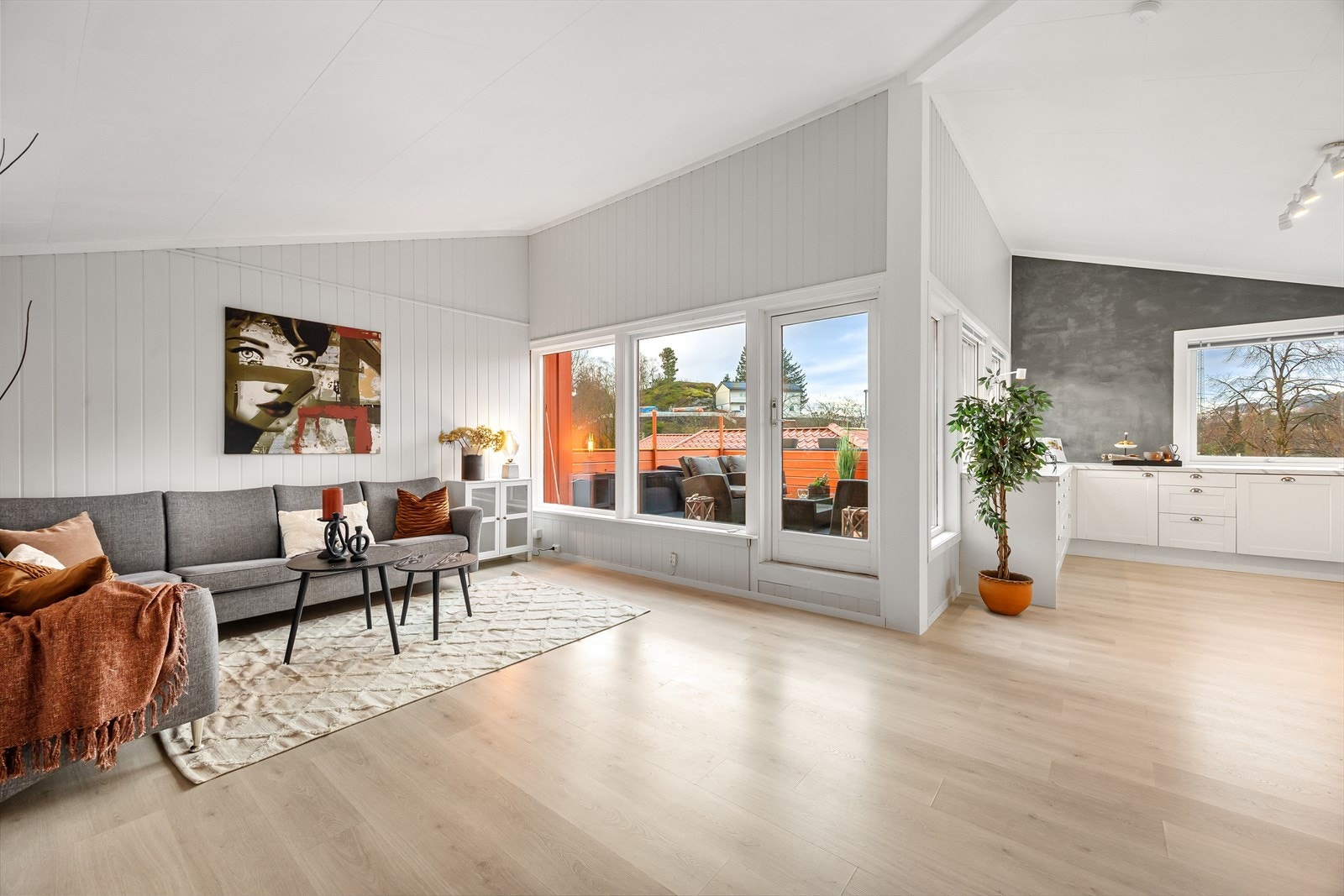 Det store arealet gir rom for å innrede flere sosiale soner - her er plass til både salong og langbord. Galleribilde