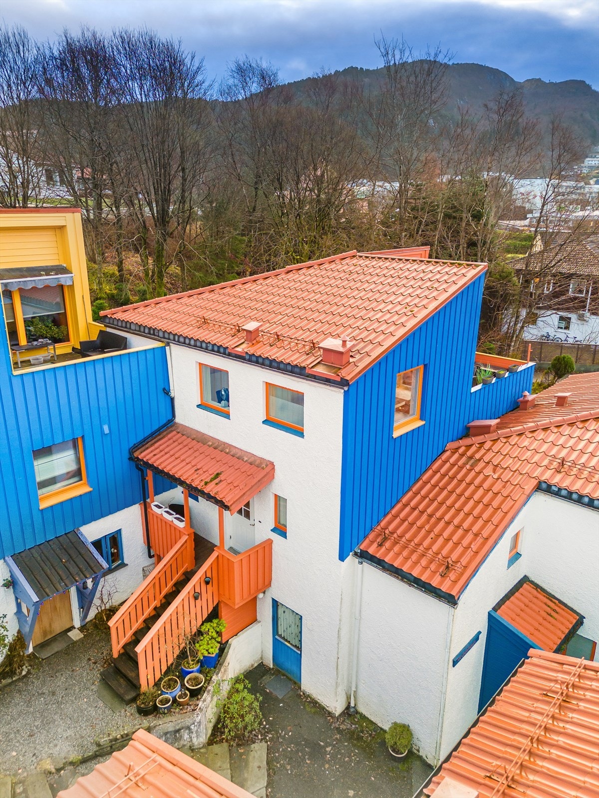 Innholdsrikt og familievennlig rekkehus i veletablert familieområde med nærhet til skoler, barnehage, idrettsanlegg og dagligvarebutikk. Galleribilde