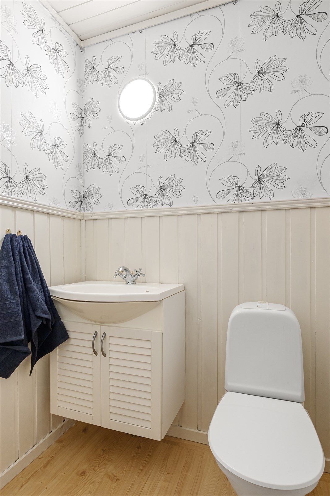 Det er i tillegg toalettrom som ligger vegg-i-vegg. Galleribilde