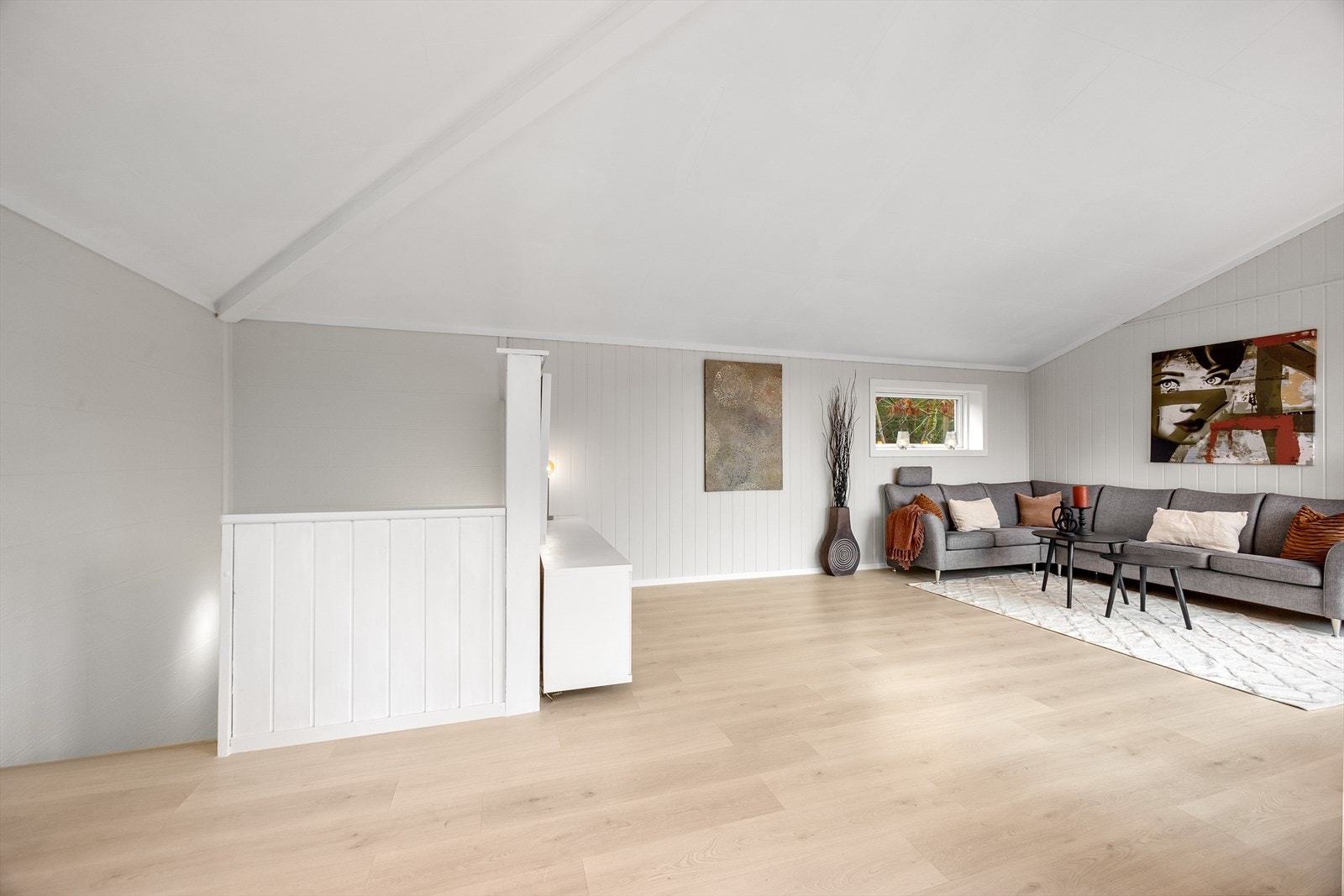 En romslig og flott stue med fantastisk takhøyde, store vindusflater og lyse overflater skaper et behagelig og trivelig samlingspunkt for familie og venner. Galleribilde