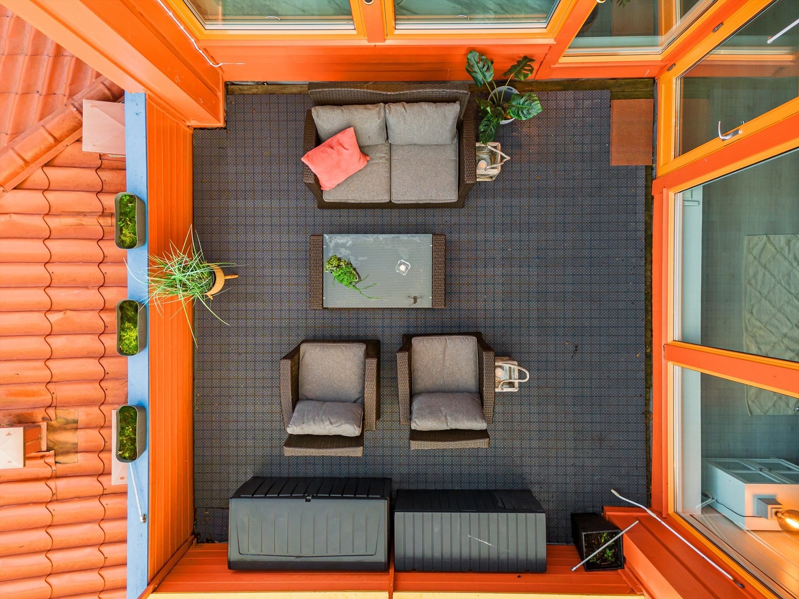 Usjenert uteplass. Galleribilde