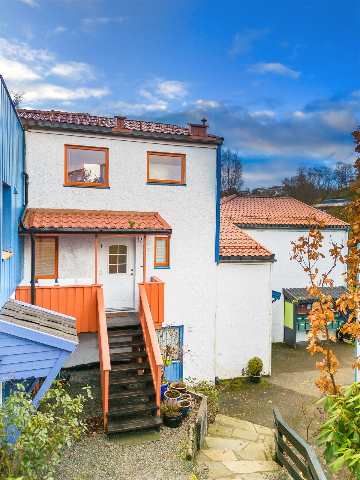 Du ankommer boligen via et overbygget inngangsparti med trapp. Galleribilde