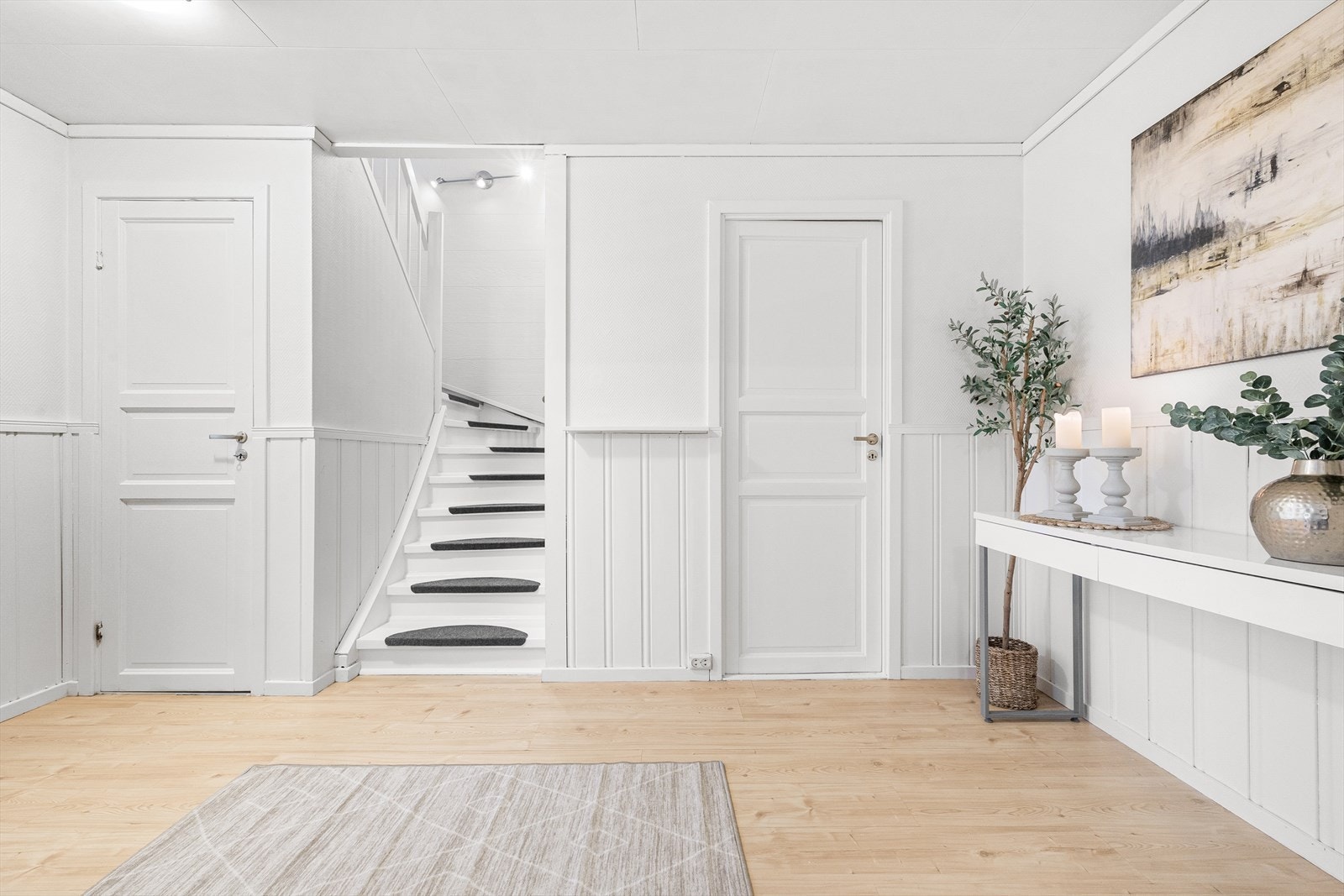 En malt tretrapp leder ned til 1. etasje. Galleribilde