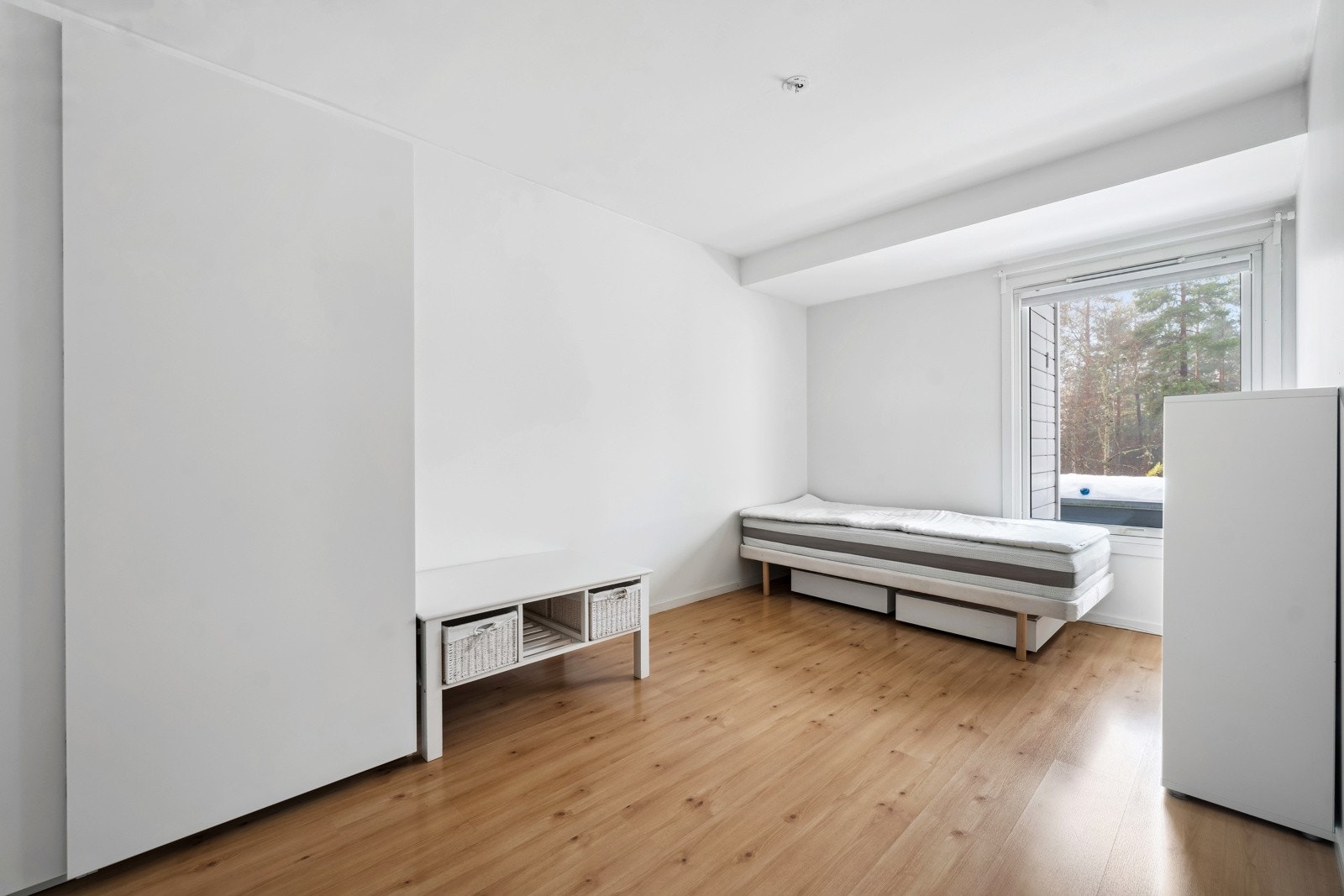 Hovedsoverommet er dypt med gjennomgang "walk in" avdelig til hovedbadet. Galleribilde