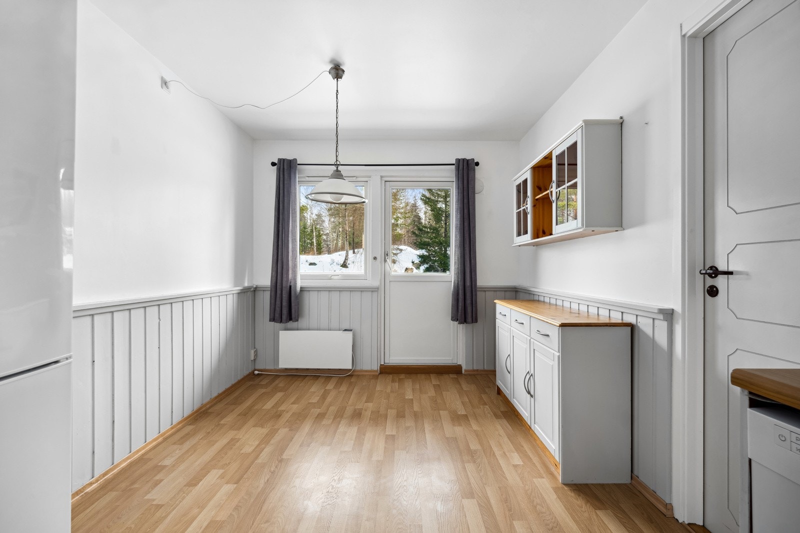 Et eget kjøkkenrom med utgang til balkongen. Her er det romslig og god plass til spisebord til å samle både venner og familie ved hyggelig anledninger. Galleribilde