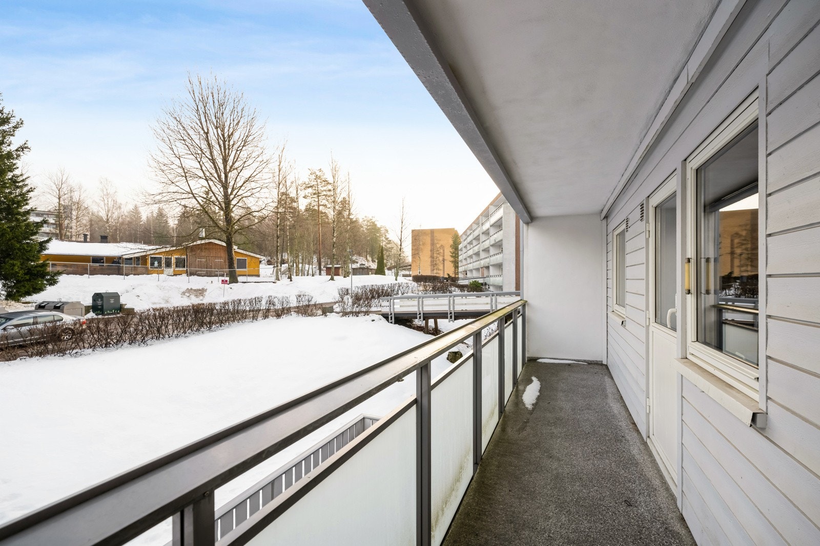 Som en koselig frokostveranda, utgang fra kjøkkenet. Her kan du nyte morgenkaffen i solen og se ut på brl. fine fellesområder. Galleribilde