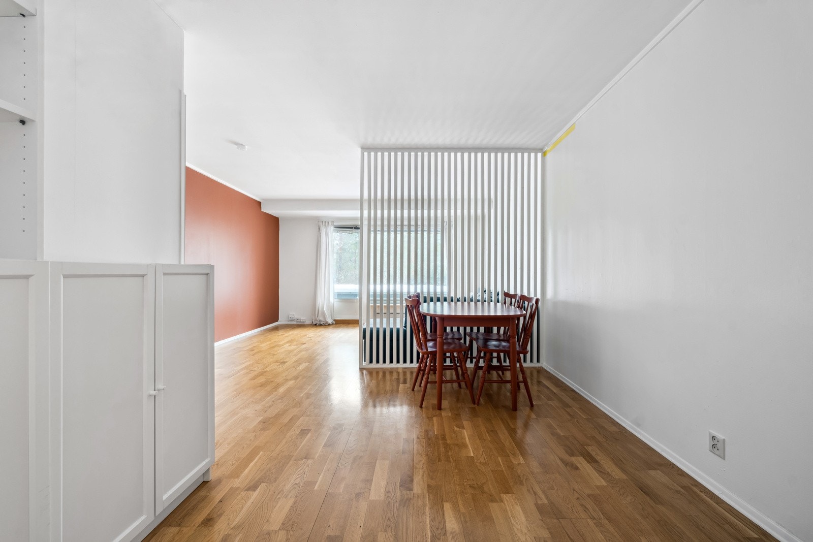 Det er trappefri adkomst til leiligheten, allikevel får du en fin høyde ut fra stuesiden. Galleribilde