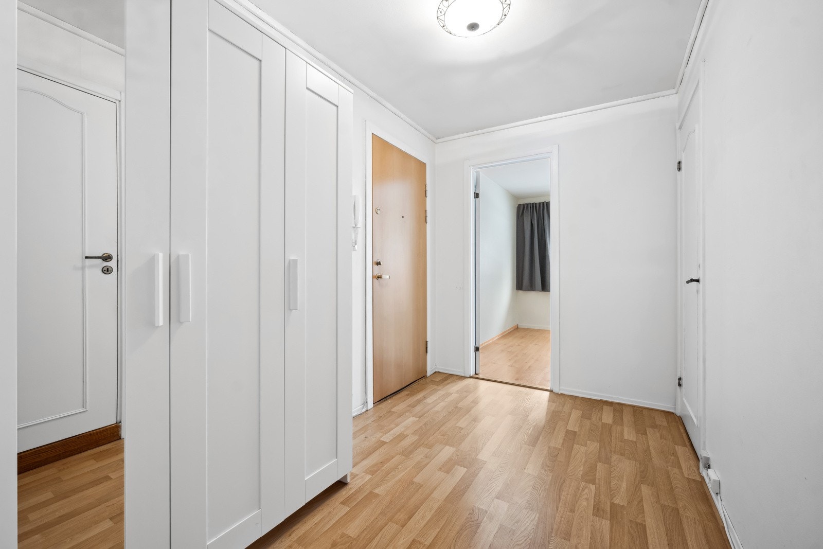 Entré, et romslig rom med garderobeskap. Et fint rom å ønske venner og familie velkommen. Galleribilde