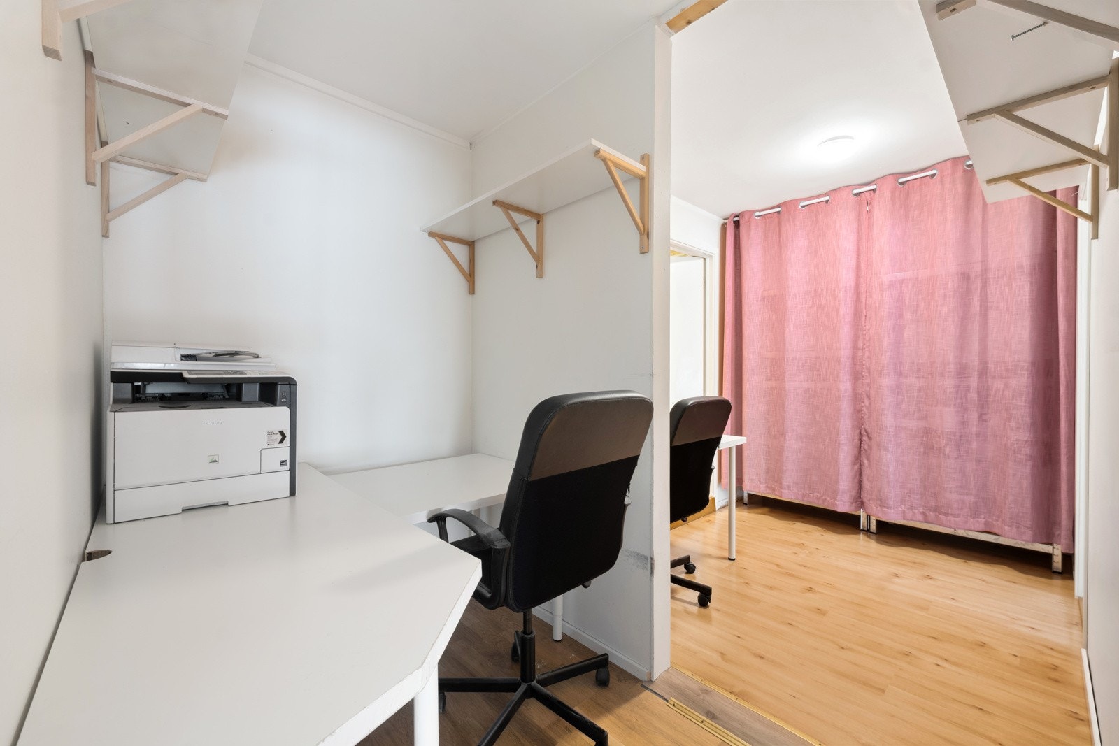 Det er bygget 2 arbeidsrom med plasser som har vært fine studie "rom". Det kan med letthet settes tilbake til opprinnelig løsning. Galleribilde