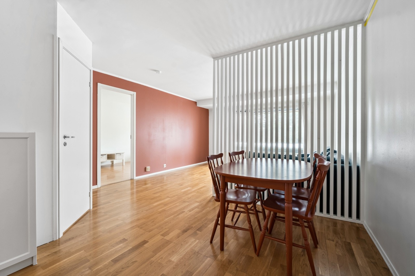 God plass til spisestue hvor både familie og venner kan samles. Galleribilde