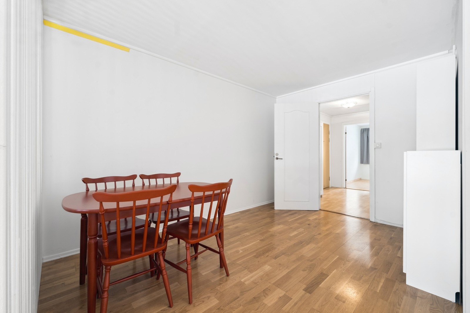 Stuen er stemningsfull. Parkett på gulv og lyse malte vegger. Galleribilde