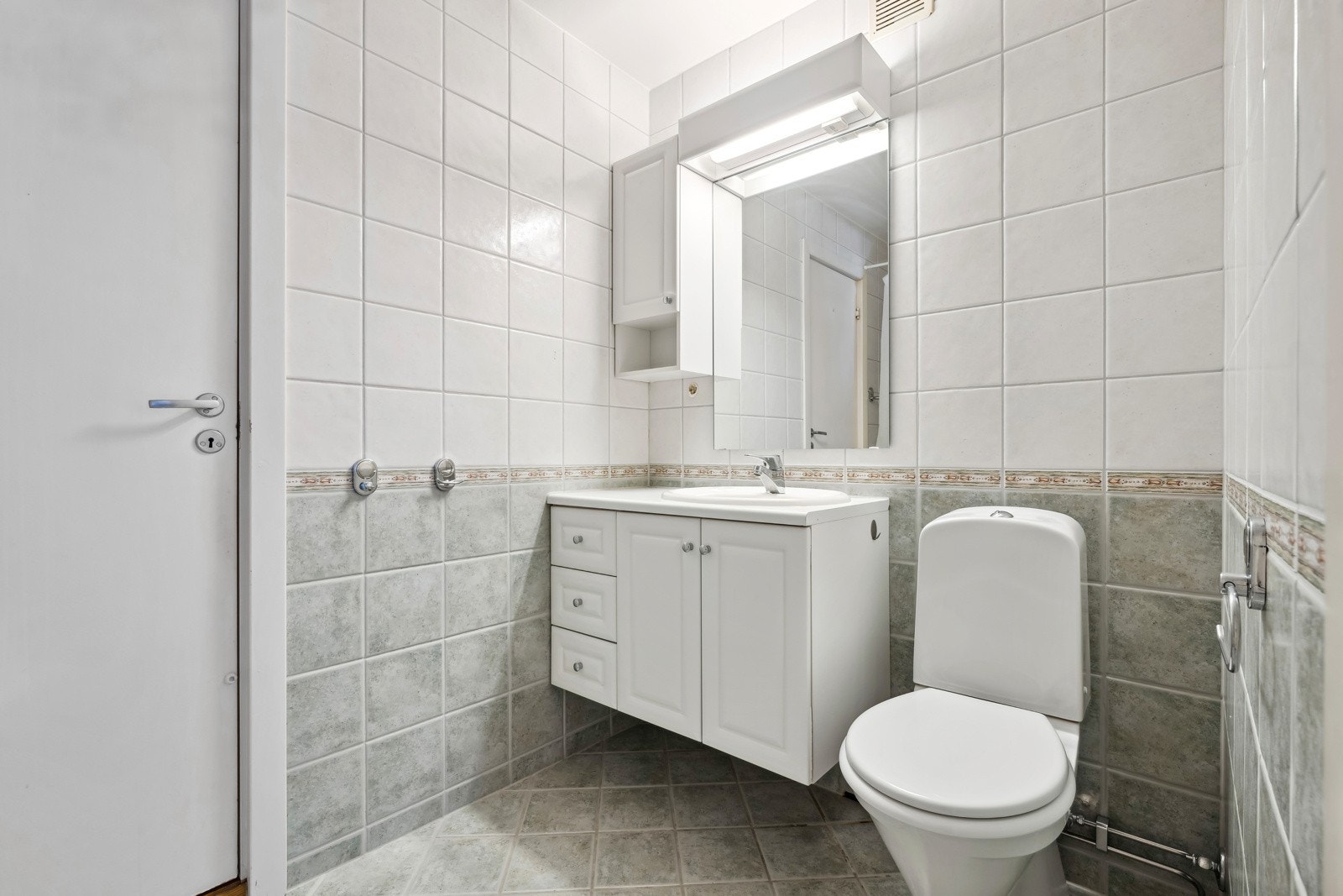 Hovedbad, oppusset i 2003. Servan nedfelt i innredning, speil med overskap, toalett og badekar. Husk at en god start på dagen begynner på et varmt og delikat bad. Galleribilde