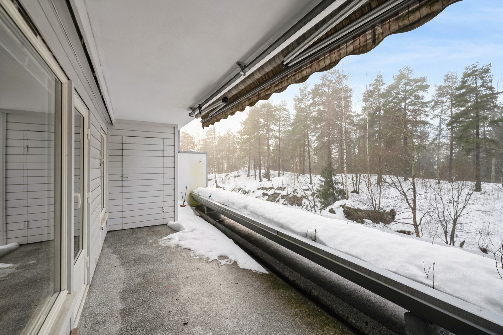 Solrik balkong ut fra stuen i hele leilighetens bredde. Fastmontert blomsterkasse, markise. Her kan du nyte solen i de sene timer. Galleribilde