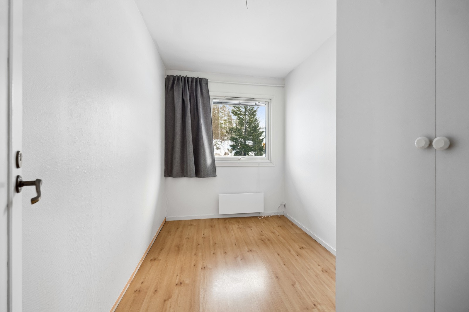 Soverom 2, et lunt og stemningsfullt soverom med garderobeskap. Galleribilde