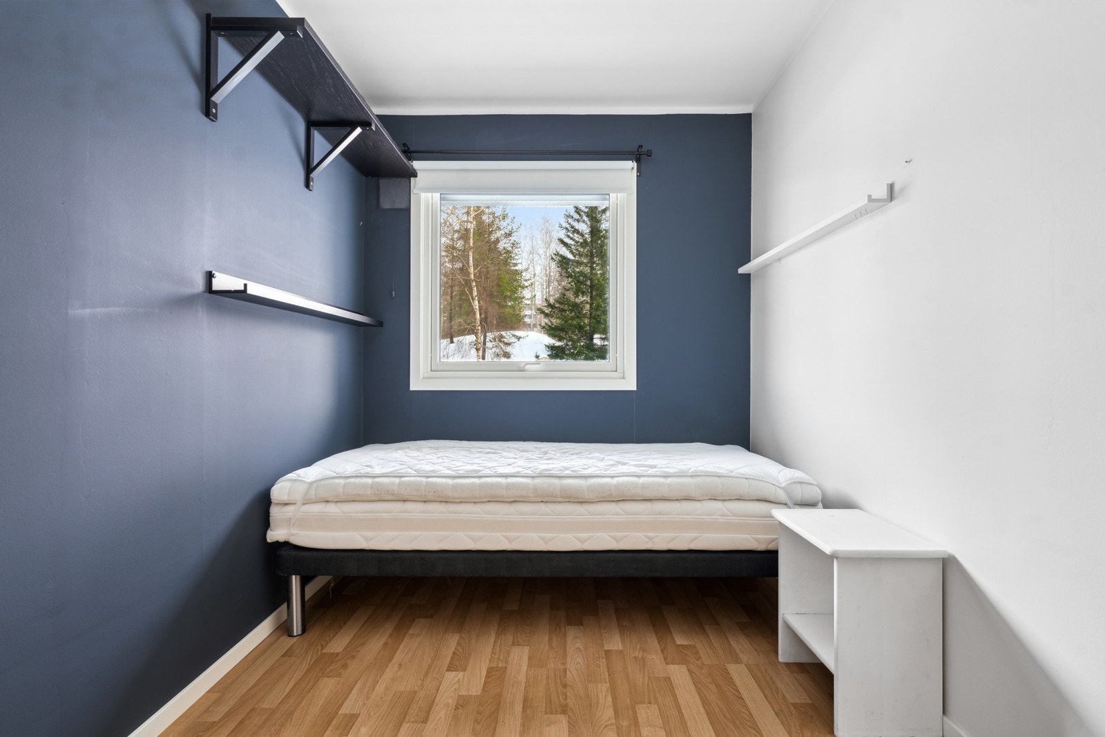 Soverom 3, også et romslig soverom, gjesterom eller kontor, alt etter behov. Galleribilde