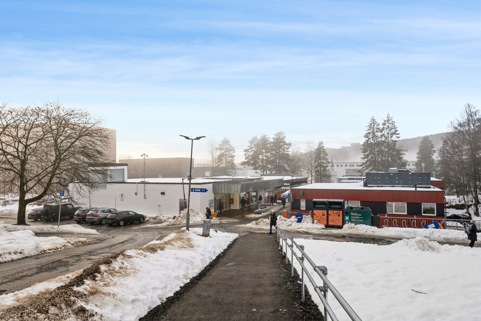 Kun få minutter til t-bane linje 4 og 5 samt nærbutikk og kiosk. Galleribilde